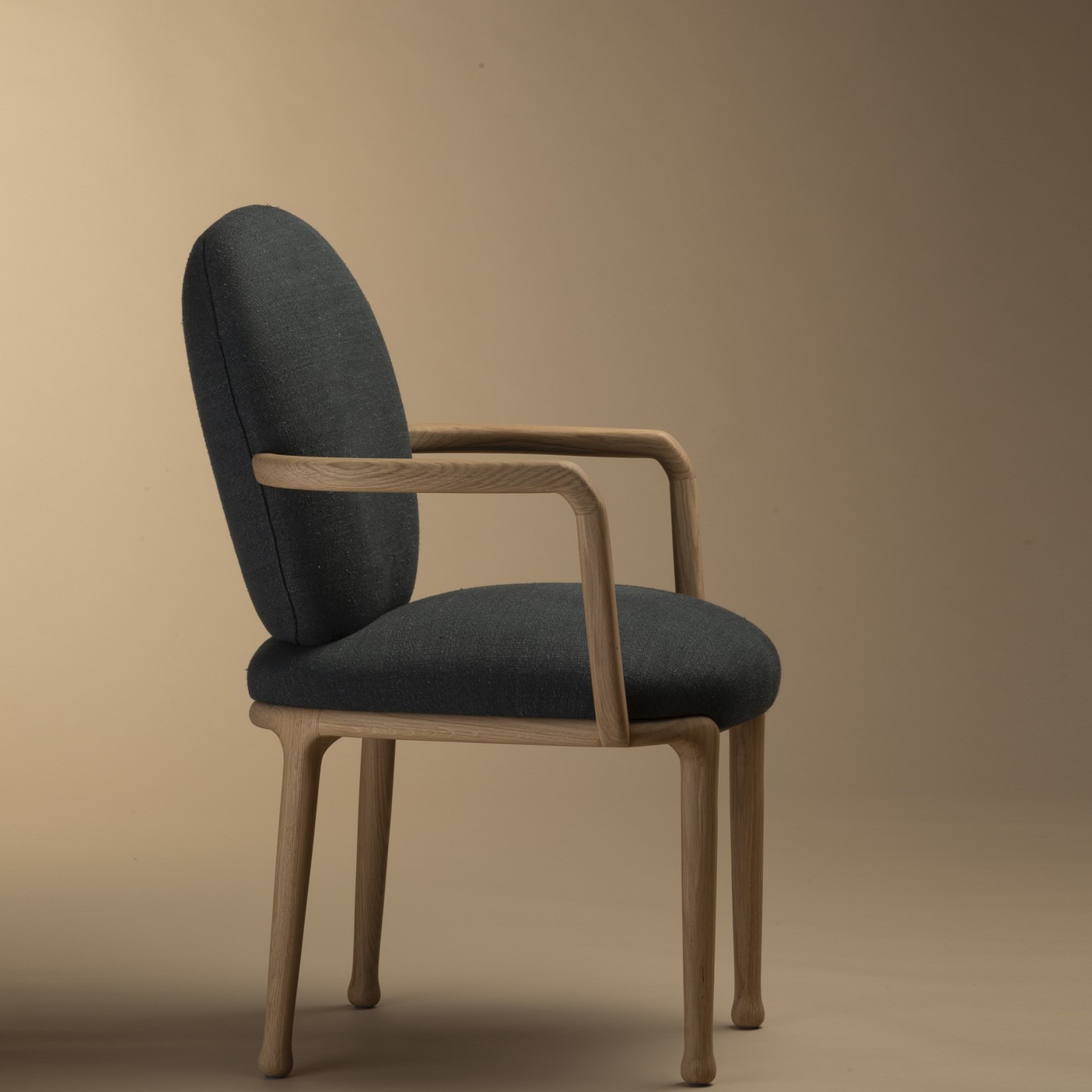 Chaise Biseau — Accoudoirs par Hartis — vue 1
